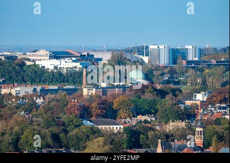 Panorama ad alto angolo sullo skyline di Bruxelles, il planetario e il sito dell'expo a Laeken, regione di Bruxelles capitale, Belgio, 24 ottobre 2024 Foto Stock