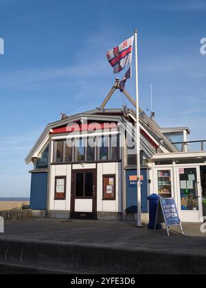 Negozio RNLI accanto alla stazione di galleggiamento Aldeburgh, Suffolk Foto Stock