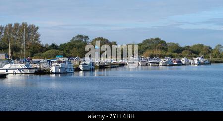 Barche ormeggiate a Oulton Broad Suffolk Foto Stock