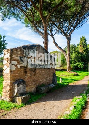 Tomba di Ilaro Fusco nell'antica via Appia costruita da Appia Claudio Caeco, censore romano all'inizio del IV secolo a.C., specificamente per trasportare truppe al di fuori della piccola regione della grande Roma (IV secolo a.C.) - Roma, Italia Foto Stock