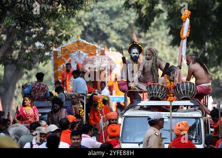 Sadhu di Juna Akhara e Kinner Akhara prendono parte a una processione religiosa durante la cerimonia Nagar Pravesh per l'imminente Kumbh Mela a Prayagraj. Foto Stock