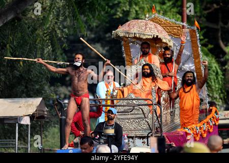 Sadhu di Juna Akhara e Kinner Akhara prendono parte a una processione religiosa durante la cerimonia Nagar Pravesh per l'imminente Kumbh Mela a Prayagraj. Foto Stock