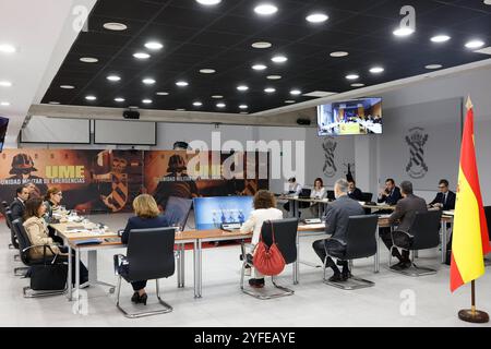 Madrid, Spagna. 4 novembre 2024. Il re spagnolo Felipe vi con il presidente Pedro Sanchez e Maria Jesus Montero durante l'incontro a Torrejon de Ardoz, Madrid lunedì 4 novembre 2024 credito: CORDON PRESS/Alamy Live News Foto Stock