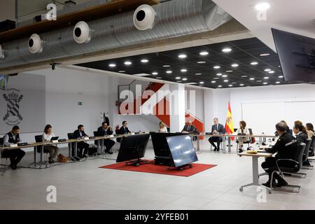 Madrid, Spagna. 4 novembre 2024. Il re spagnolo Felipe vi con il presidente Pedro Sanchez e Maria Jesus Montero durante l'incontro a Torrejon de Ardoz, Madrid lunedì 4 novembre 2024 credito: CORDON PRESS/Alamy Live News Foto Stock