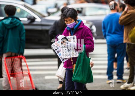 Venditori ambulanti che trovano una base di clienti più ampia di turisti a cui possono vendere la loro merce, in gran parte contraffatta. Foto Stock