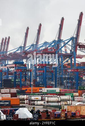 Amburgo, Germania. 4 novembre 2024. I container e il carico generale sono immagazzinati presso il Container Terminal Burchardkai (CTB) di Hamburger Hafen und Logistik AG HHLA nel porto di Amburgo. Credito: Christian Charisius/dpa/Alamy Live News Foto Stock