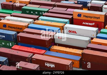 Amburgo, Germania. 4 novembre 2024. I container sono conservati presso il Container Terminal Burchardkai (CTB) di Hamburger Hafen und Logistik AG HHLA nel porto di Amburgo. Credito: Christian Charisius/dpa/Alamy Live News Foto Stock