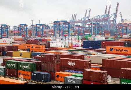 Amburgo, Germania. 4 novembre 2024. I container sono conservati presso il Container Terminal Burchardkai (CTB) di Hamburger Hafen und Logistik AG HHLA nel porto di Amburgo. Credito: Christian Charisius/dpa/Alamy Live News Foto Stock