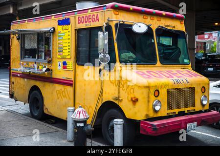 Questo food truck del Bronx serve formaggi tritati e nostalgia di bodega. Foto Stock