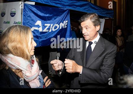 Milano, Italia. 4 novembre 2024. Incontro di raccolta firme per il referendum energia nucleare con Carlo CalendaMilano - Italia - Cronaca Luned&#xec;, 04 novembre 2024 (foto di Marco Ottico/Lapresse) incontro di raccolta per il referendum sull'energia nucleare con Carlo Calenda Milano, Italia - News lunedì 4 novembre 2024 (foto di Marco Ottico/Lapresse) crediti: LaPresse/Alamy Live News Foto Stock