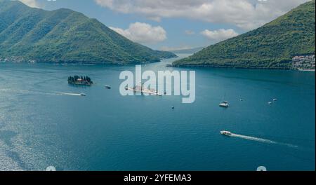 Santuario panoramico dell'isola, la Chiesa di nostra Signora delle rocce, situata nella splendida baia di Cattaro in Montenegro Foto Stock