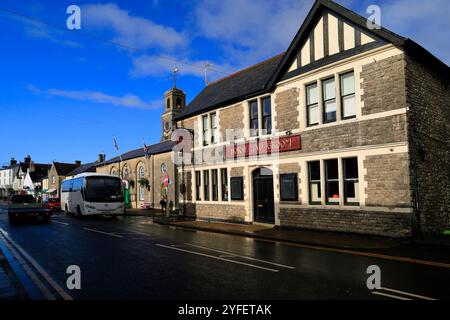 The Horse and Groom Public House, Cowbridge High Street, vale of Glamorgan, Galles del Sud, Regno Unito. Autunno novembre 2024 Foto Stock