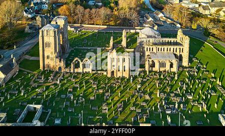 Elgin Cathedral Moray Scotland fondata nel 1224 e i vescovi ospitano gli edifici e il cimitero nel sole autunnale Foto Stock