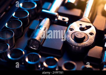 Set di chiavi a bussola cassetta per utensili - bussole professionali al cromo-vanadio, utensili, chiavi, chiavi e punte utensili organizzati in scatola. Foto Stock
