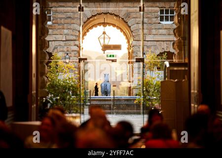 Arco e statua equestre su un blocco stabile, Chatsworth House è una casa signorile nel Derbyshire Dales, Bakewell, Derbyshire Foto Stock