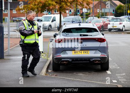 Un'auto elettrica riceve un biglietto per il parcheggio al Wythenshawe Forum Foto Stock