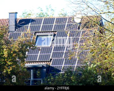 ...Eine solide Sammlung stattlicher Solarzellen auf einem Dach...das bringt Spannung in Die Bude... Photovoltaik auf hohem Niveau *** Una solida collezione di impressionanti celle solari su un tetto porta eccitazione all'edificio fotovoltaico ad alto livello Foto Stock