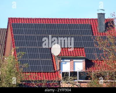 ...Eine solide Sammlung stattlicher Solarzellen auf einem Dach...das bringt Spannung in Die Bude... Photovoltaik auf rotem Ziegeldach *** Una solida collezione di imponenti celle solari su un tetto porta eccitazione all'edificio fotovoltaico su un tetto piastrellato rosso Foto Stock