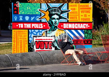 Opere d'arte pubbliche del JFK Plaza Love Park di Philadelphia che ti incoraggiano a votare. Foto Stock