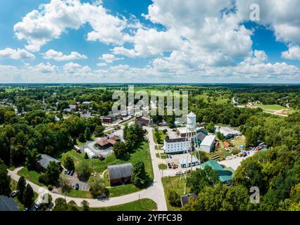 Vista aerea panoramica di Midway, Kentucky e dintorni in un luminoso giorno d'estate Foto Stock