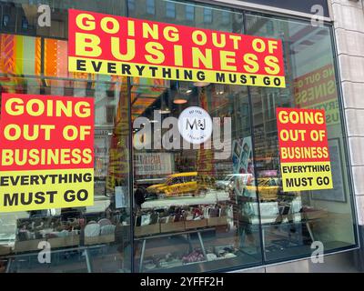 Segnaletica per uscire dal business su M&J Fashion Notions Store, NYC, 2024 Foto Stock