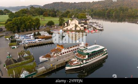 Windermere nel Lake District Bowness Pier Windermere Lake Cruises Foto Stock