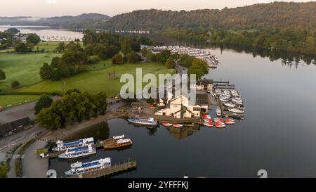 Windermere nel Lake District Bowness Pier Windermere Lake Cruises Foto Stock