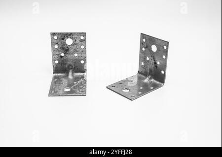 montaggio degli angoli metallici. dispositivi di fissaggio su sfondo bianco Foto Stock