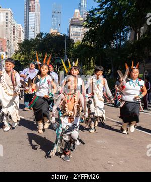 3rd Annual National Indigenous Peoples of the Americas Parade nel 2024 lungo Broadway a New York. Hopi e altri membri tribali della Nazione Pueblo arrivarono dal nuovo Messico per partecipare alla parata. Foto Stock