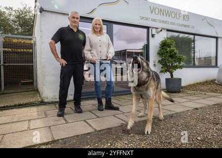 Alan e Sally Dickinson, il team di marito e moglie dietro l'azienda del Surrey Von Wolf K9, con sede in un piccolo negozio a un piano, Horley, Inghilterra, Regno Unito Foto Stock