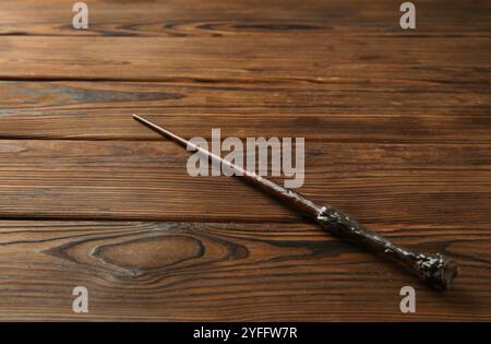 Una vecchia bacchetta magica su un tavolo di legno Foto Stock