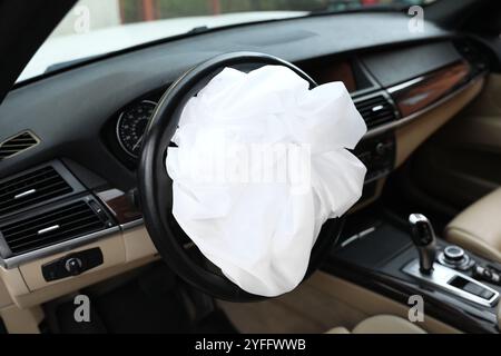 Airbag aperto in automobile, primo piano. Attrezzature di sicurezza per auto Foto Stock