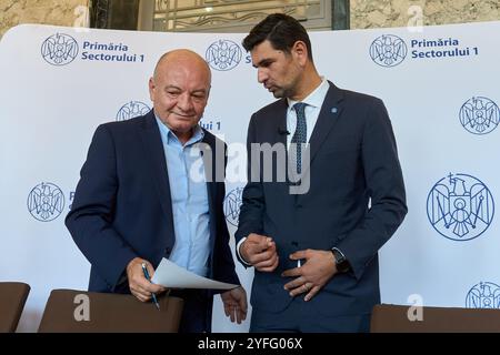 Bucarest, Romania. 4 novembre 2024: TOADER Mugur Mihai, prefetto del comune di Bucarest, durante la cerimonia di giuramento di George Tuta (R), il nuovo sindaco del settore 1 di Bucarest. Crediti: Lucian Alecu/Alamy Live New Foto Stock