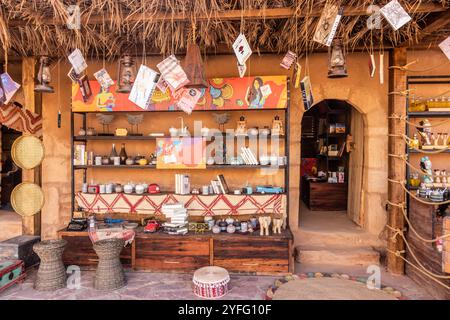 AL ULA, ARABIA SAUDITA - 8 NOVEMBRE 2021: Negozio di souvenir nella città vecchia di al Ula, Arabia Saudita Foto Stock