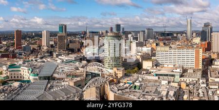 Una vista panoramica aerea dello skyline cittadino di Birmingham con l'edificio Bullring Rotunda e la stazione ferroviaria di New Street Foto Stock