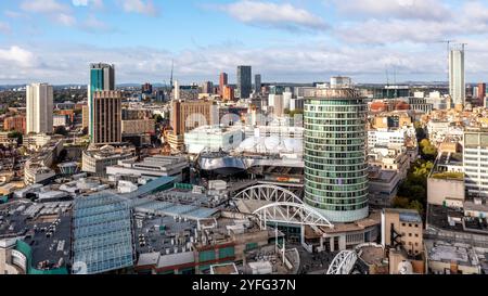 BIRMINGHAM, REGNO UNITO - 28 SETTEMBRE 2024. Una vista aerea dello skyline cittadino di Birmingham con l'edificio Bullring Rotunda e la stazione ferroviaria di New Street Foto Stock