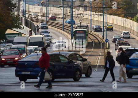 Bucarest, Romania. 4 novembre 2024: ASTRA Imperio Metropolitan, tram rumeno a doppia articolazione con pianale basso e alta capacità di trasporto, a Basarab Foto Stock