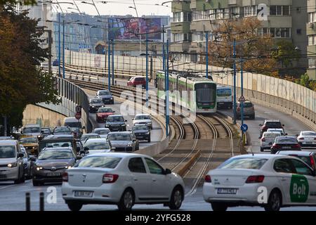 Bucarest, Romania. 4 novembre 2024: ASTRA Imperio Metropolitan, tram rumeno a doppia articolazione con pianale basso e alta capacità di trasporto, a Basarab Foto Stock