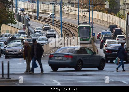 Bucarest, Romania. 4 novembre 2024: ASTRA Imperio Metropolitan, tram rumeno a doppia articolazione con pianale basso e alta capacità di trasporto, a Basarab Foto Stock