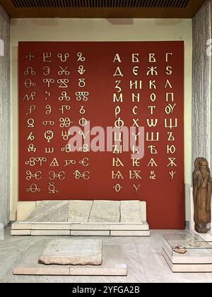 Scrittura glagolitica come il più antico alfabeto slavo conosciuto del IX secolo nel Museo Nazionale di storia di Sofia Bulgaria, Europa orientale, Balcani Foto Stock