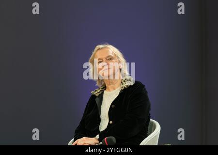 FRANCOFORTE SUL MENO, Germania - 16 ottobre 2024: Elke Heidenreich (*1943, autore e giornalista tedesco) lettura alla 76a Fiera del Libro di Francoforte / Buchmesse Francoforte Foto Stock