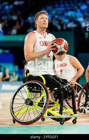 PARIGI, FRANKREICH 03. Settembre - Rollstuhlbasketball Viertelfinale Niederlande - Kanada Herren, Parigi 2024 Paralimpiadi AM 03.09.2024 nella der Bercy Arena di Parigi Frankreich. Patrick Anderson (Kanada, 12) an der Freiwurflinie Foto Stock