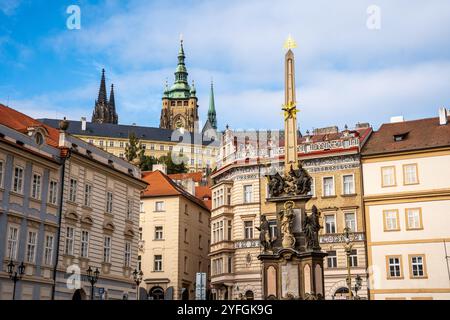 Colonna barocca della Santa Trinità a Malostranské náměstí (Piazza della città minore), piazza principale del quartiere Malá strana di Praga, Praga Foto Stock