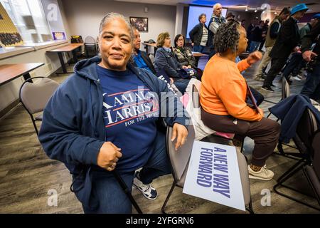 Harrisburg, Pennsylvania, Stati Uniti, 4 novembre 2024. Harris Walz sostenitore di un raduno democratico presso la sala dell'Unione Internazionale dei dipendenti del servizio di Harrisburg come le ultime ore prima del 2024 le votazioni nazionali spuntarono. John Lazenby/Alamy Live Foto Stock