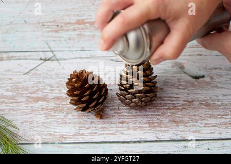 Passo dopo passo. Decorazioni in legno. Passaggio 5 da 6. Foto Stock