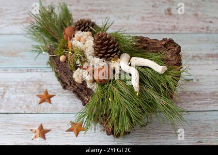 Passo dopo passo. Decorazioni in legno. Passaggio 6 da 6. Foto Stock