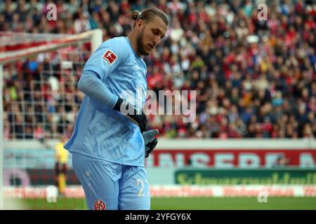 Friburgo, Germania. 3 novembre 2024. Torwart Robin Zentner (FSV Mainz 05) beim Spiel der 1. FBL: 24-25: 1. FBL: 24-25: 9. Sptg. SC Freiburg - FSV Mainz 05 LE NORMATIVE DFL VIETANO QUALSIASI USO DI FOTOGRAFIE COME SEQUENZE DI IMMAGINI E/O QUASI-VIDEONann credito: dpa/Alamy Live News Foto Stock