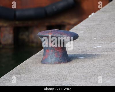 I dissuasori in ghisa arrugginiti sono testimoni impressionanti della storia marittima. Foto Stock