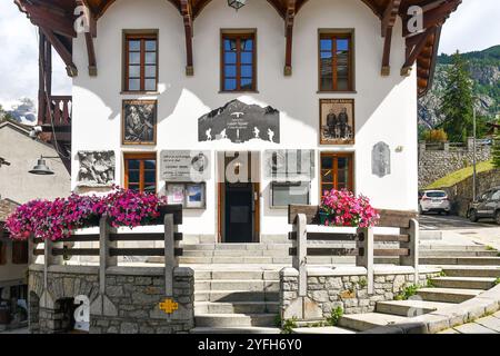 Ingresso alla Casa delle Guide Alpine, la prima società di Guide istituita in Italia e seconda nel mondo (1850), Courmayeur, Aosta, Italia Foto Stock