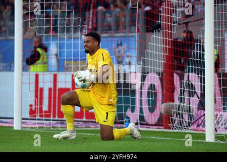 Friburgo, Germania. 3 novembre 2024. Torwart Noah Atubolu (SC Freiburg) beim Spiel der 1. FBL: 24-25: 1. FBL: 24-25: 9. Sptg. SC Freiburg - FSV Mainz 05 LE NORMATIVE DFL VIETANO QUALSIASI USO DI FOTOGRAFIE COME SEQUENZE DI IMMAGINI E/O QUASI-VIDEONann credito: dpa/Alamy Live News Foto Stock